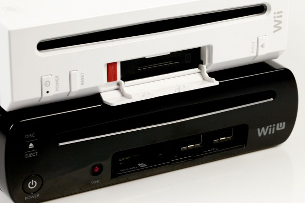 Wie die Wii bietet auch die Wii-U eine Klappe an der Front hinter der sich zwei USB-Anschlüsse und ein SD-Karten-Slot befinden.
